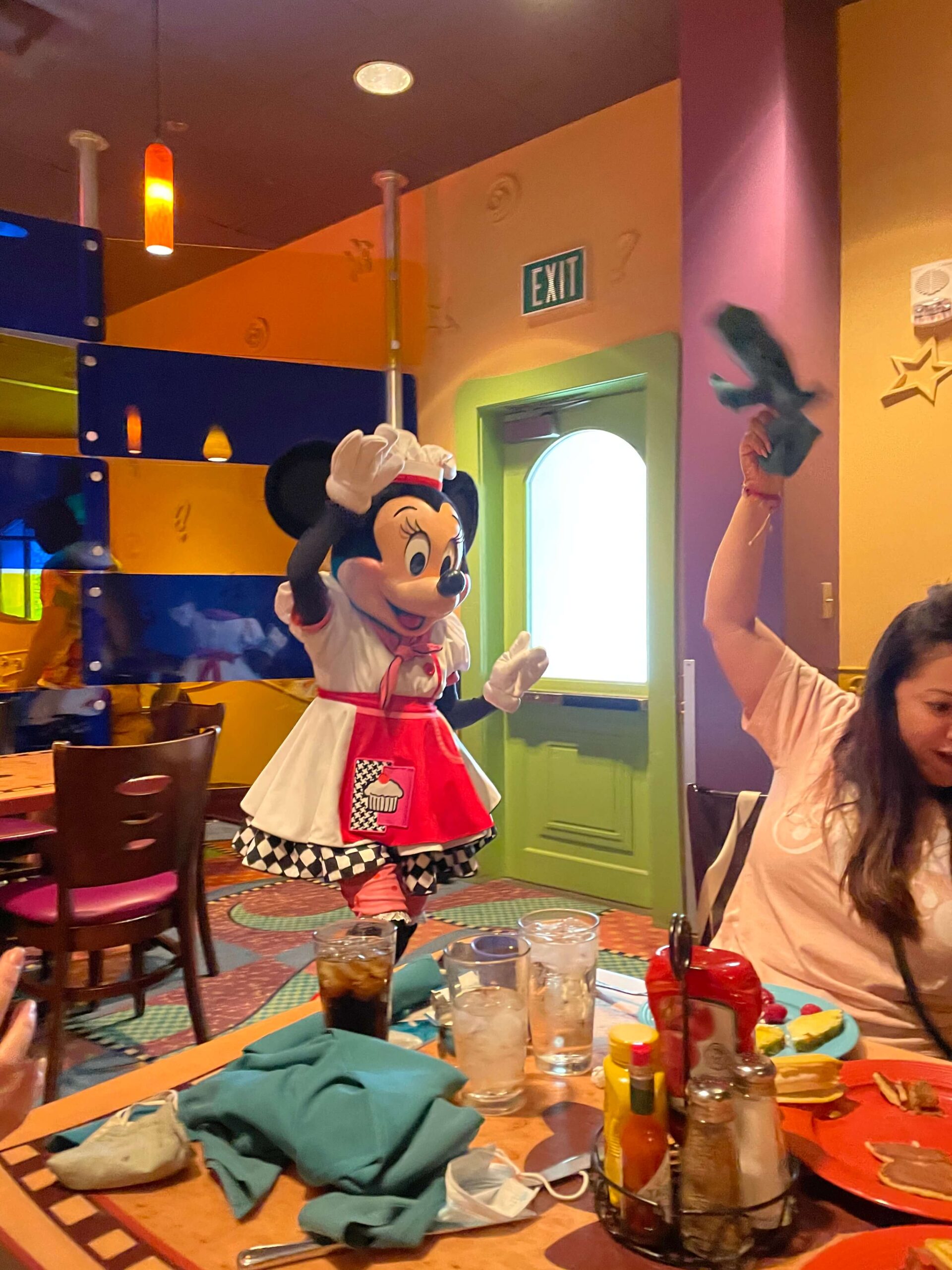 minnie mouse dancing at goofy's kitchen character dining at the disneyland hotel